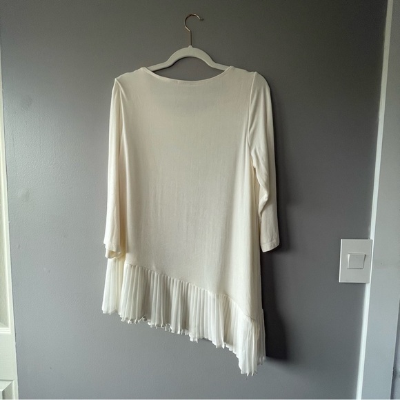 [x2] Chicos Women’s Creme White Short Sleeve Asymmetrical Blouse w/ Fan Trim - Picture 5 of 9